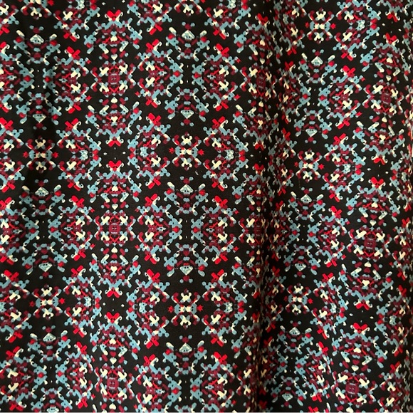 LuLaRoe Irma shirt Black red blue cream Abstract
Short Sleeve Tunic Blouse XXS - Picture 7 of 8